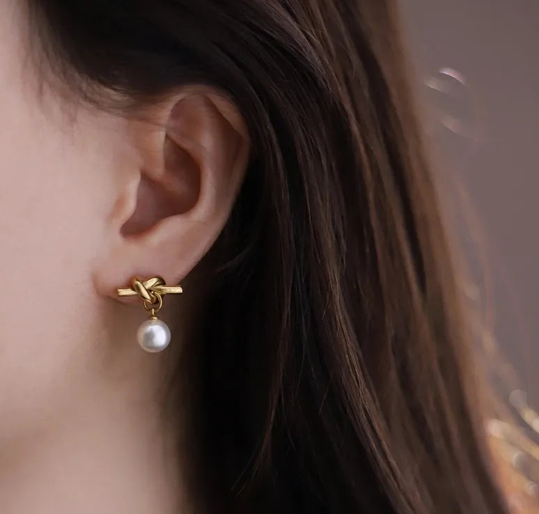 Pearl with Golden Knot