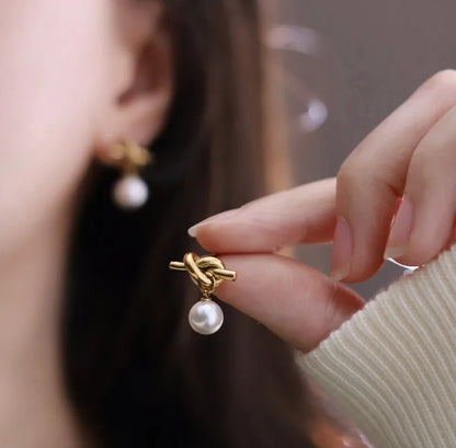 Pearl with Golden Knot