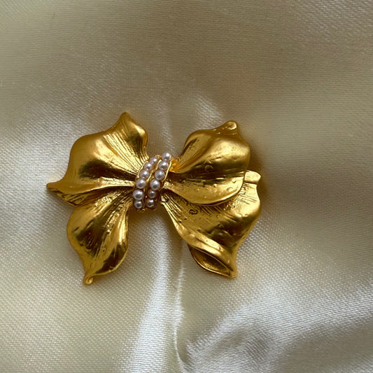 Golden bow brooch